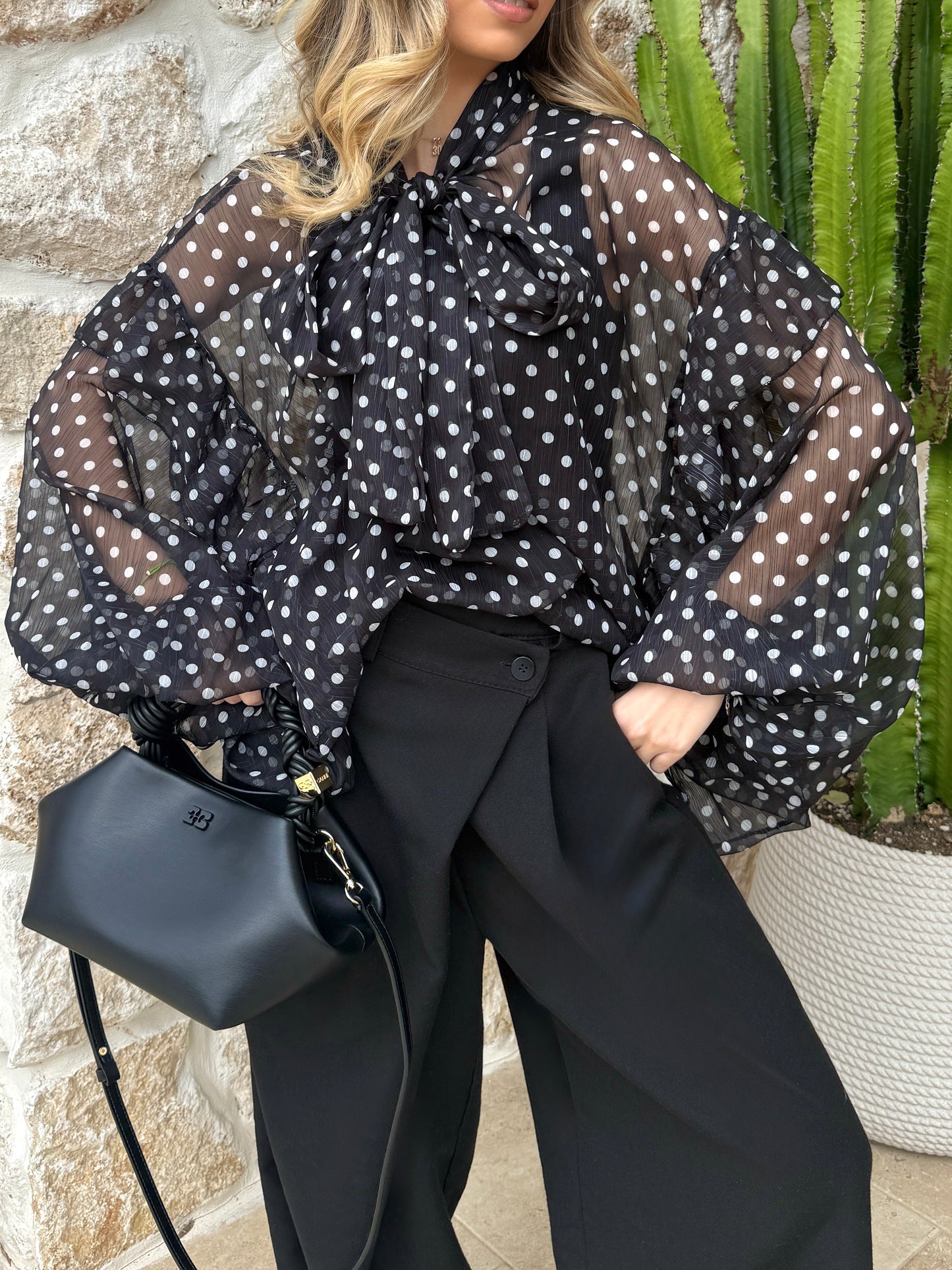 Blouse bouffante à pois noir