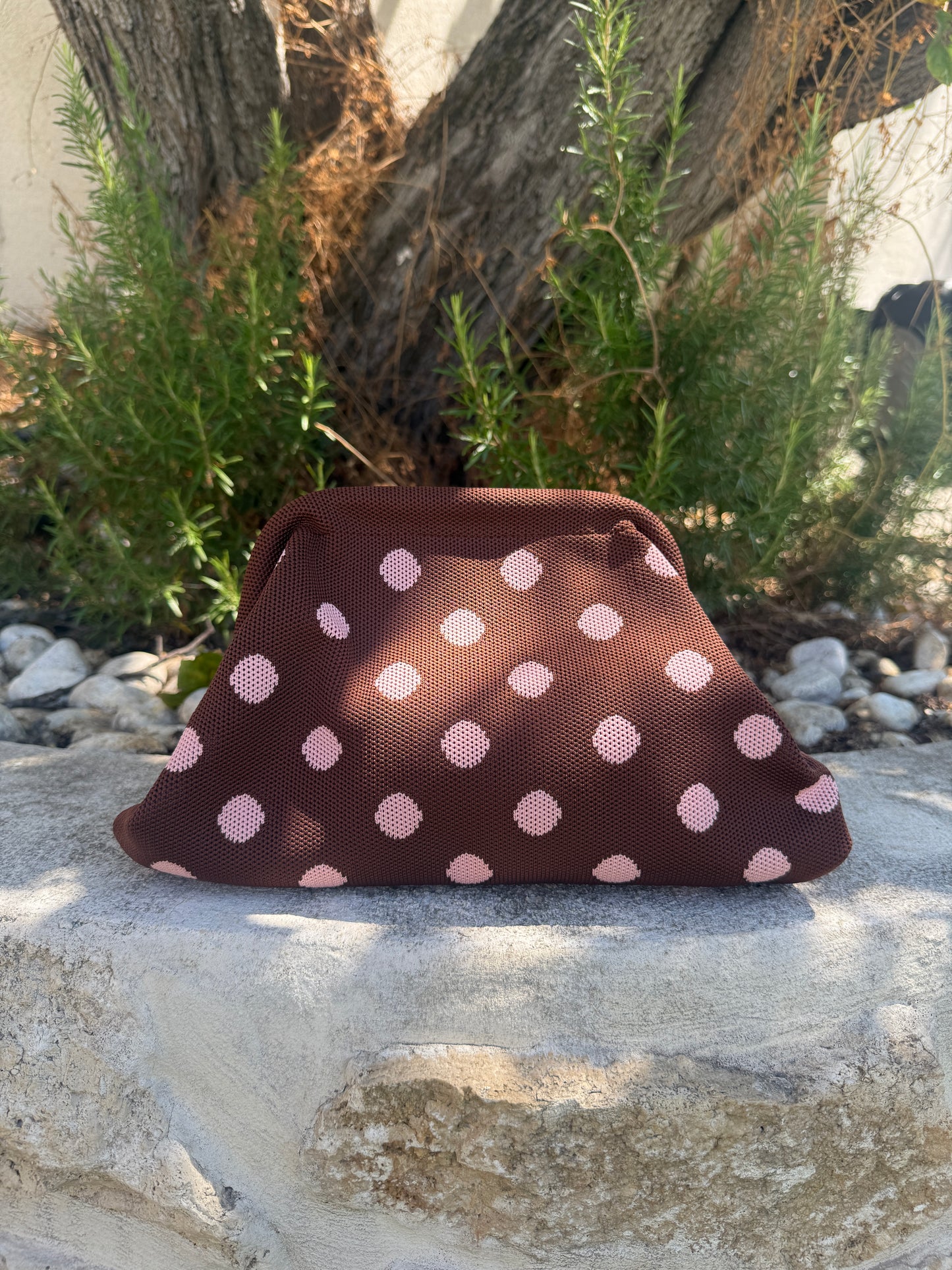 Pochette à pois chocolat et rose